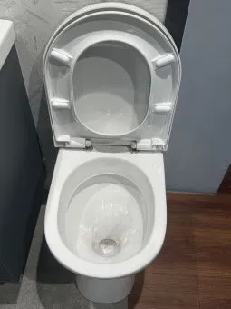 Villeroy & Boch O.Novo VITA Приставной унитаз, Альпийский белый с сиденьем сфункцией QuickRelease и SoftClosing, крепления из нержавеющей стали 4683001+98M9С101