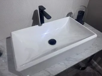 Villeroy & Boch КОМПЛЕКТ Antheus Мраморная столешница с подставкой из глянцевой стали, 1200 x 745 x 570 mm / Carrara + Раковина для установки на столешницу, 645 x 390 x 150 mm, Альпийский белый CeramicPlus, без перелива, нешлифованный B06401RC+4A1065R1